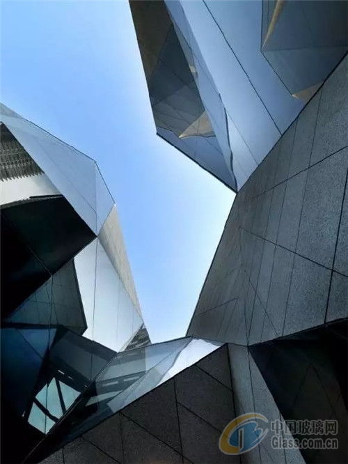 玻璃幕墙与石材混搭打造马来西亚较美水晶建筑,行业资讯